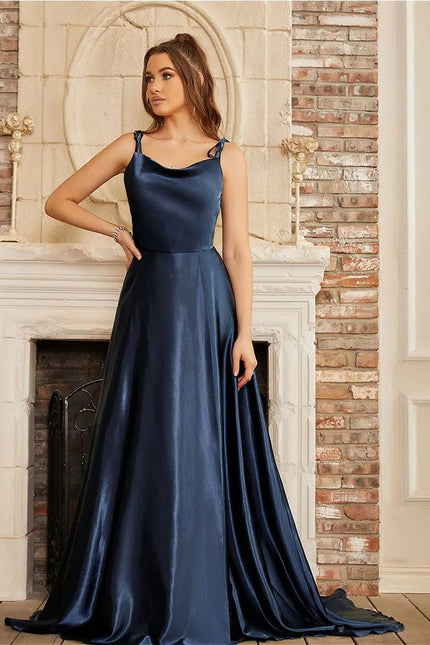 Robe invitée de mariage longue bleu émeraude, style élégant avec manches courtes et silhouette trapèze.