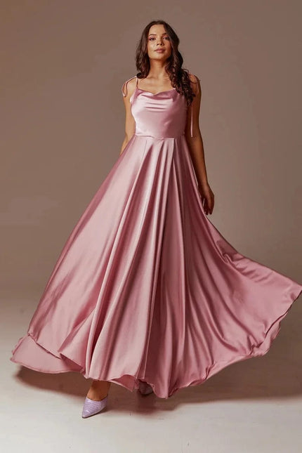 Robe longue rose pour mariage invité chic, silhouette trapèze, sans manches, en satin.