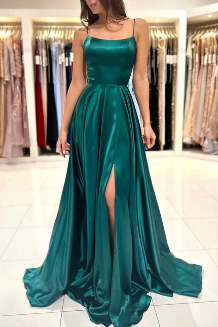 Robe invitée de mariage vert émeraude élégante, longue avec fente et sans manches, idéale pour soirée chic.