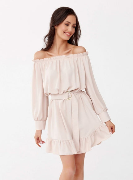 Robe champêtre invitée mariage courte rose avec manches longues et épaules dénudées, idéale pour un look bohème.