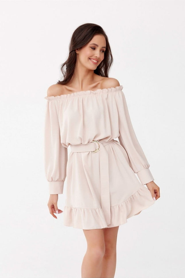 Robe champêtre invitée mariage courte rose avec manches longues et épaules dénudées, idéale pour un look bohème.