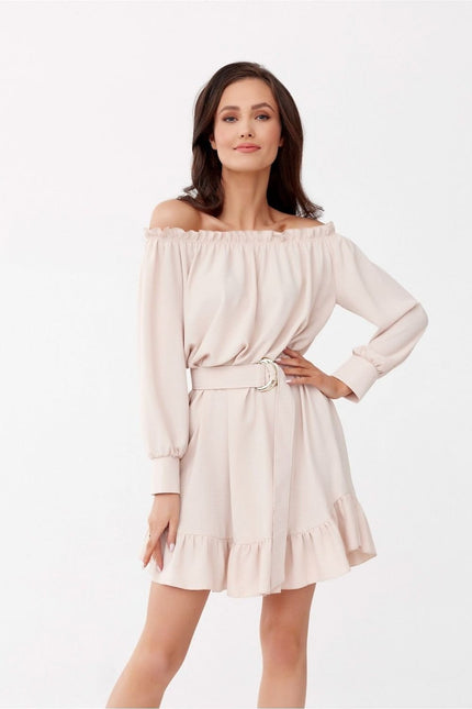 Robe invitée mariage champêtre couleur beige, style bohème avec manches longues, coupe courte et épaules dénudées.