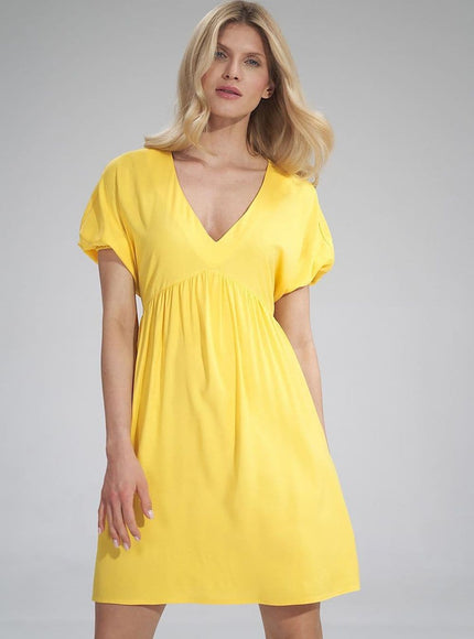 Robe jaune courte casual pour l'été, manches courtes et col en V, parfaite pour une sortie décontractée ou une journée plage.