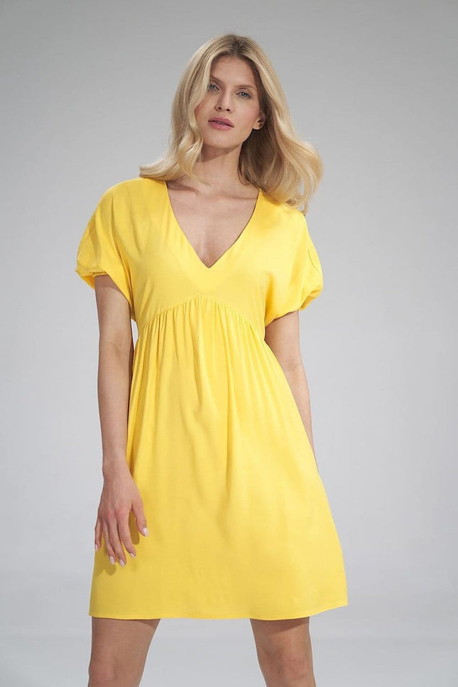 Robe jaune courte casual pour l'été, manches courtes et col en V, parfaite pour une sortie décontractée ou une journée plage.