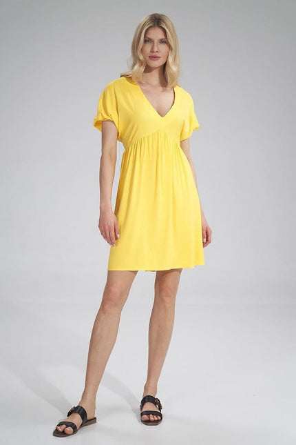 Robe d'été jaune courte casual avec manches courtes et col en V pour un look décontracté et confortable.