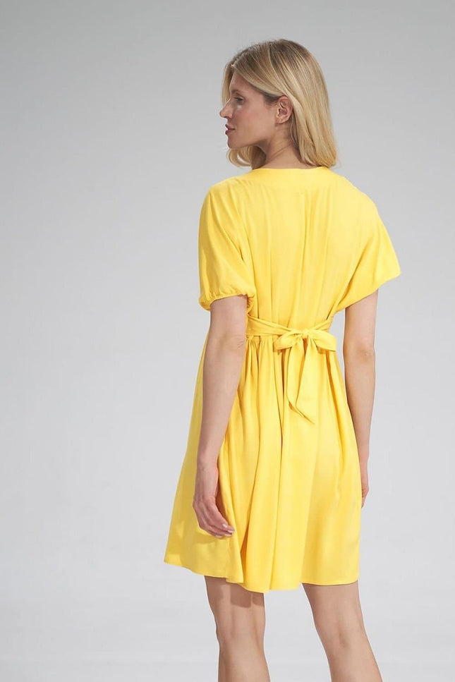 Robe jaune casual d'été courte avec manches courtes et ceinture pour un look décontracté et confortable, idéale pour le quotidien.