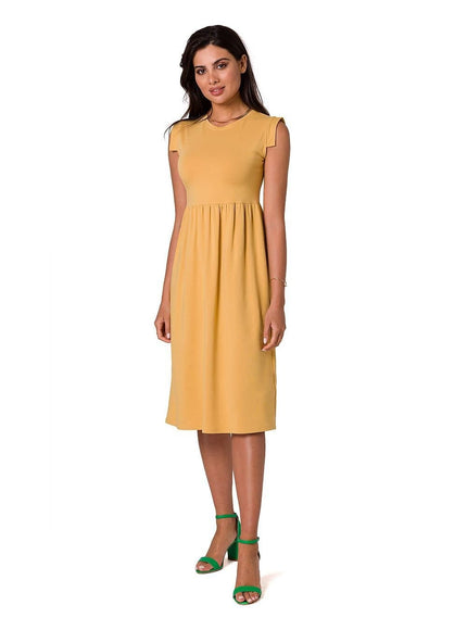 Robe jaune midi casual chic sans manches pour un look élégant au quotidien ou en soirée, parfaite pour l'été.