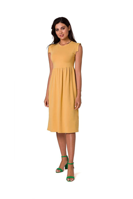 Robe jaune midi casual chic sans manches pour un look élégant au quotidien ou en soirée, parfaite pour l'été.