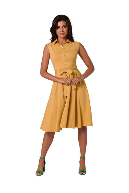 Robe jaune midi casual chic sans manches avec ceinture pour une silhouette élégante, idéale pour un événement décontracté ou une sortie en journée.