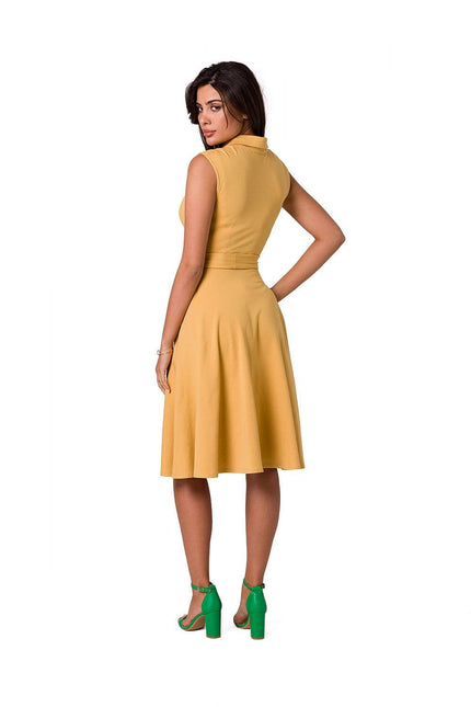 Robe jaune midi sans manches au style casual chic, idéale pour une tenue de journée élégante ou un événement décontracté.