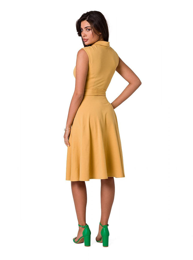 Robe jaune midi sans manches au style casual chic, idéale pour une tenue de journée élégante ou un événement décontracté.