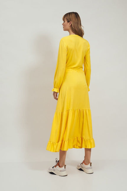 Robe jaune fluide midi à manches longues idéale pour une soirée simple ou un cocktail, avec une silhouette droite élégante.