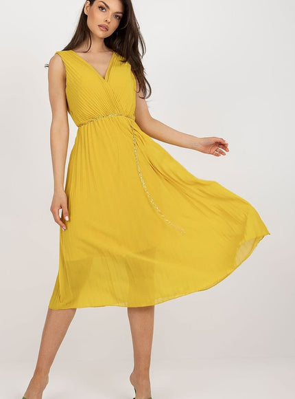 Robe jaune plissée midi bohème chic pour soirée et événements casual.