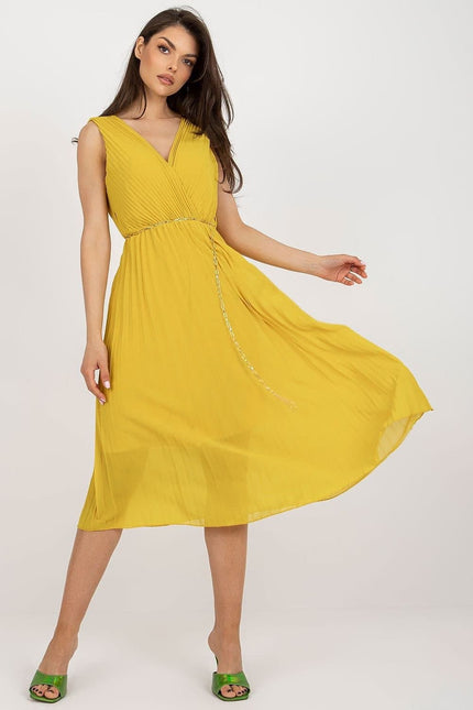 Robe jaune plissée midi bohème chic pour soirée et événements casual.