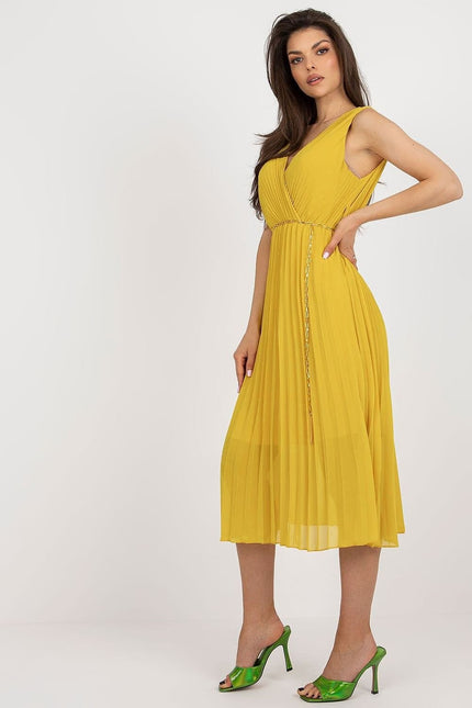 Robe jaune plissée midi bohème chic sans manches parfaite pour cocktail et événement estival.