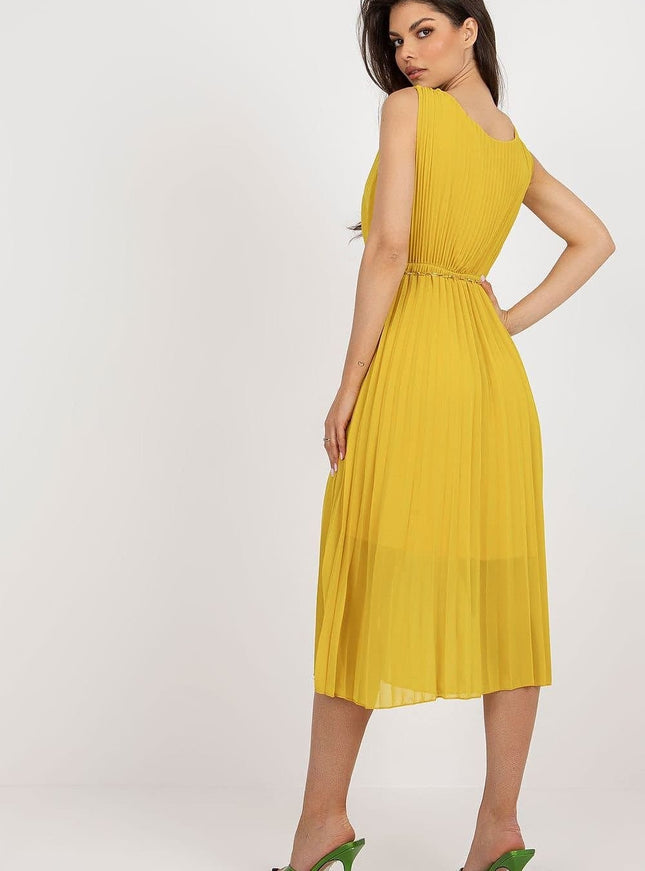 Robe jaune plissée midi bohème chic sans manches pour cocktail ou soirée d'été élégante.