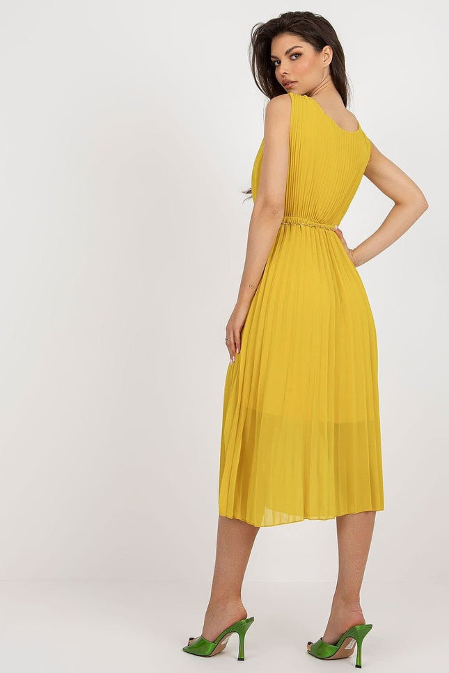 Robe jaune plissée midi bohème chic sans manches pour cocktail ou soirée d'été élégante.