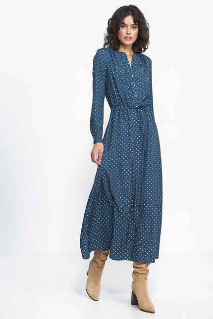 Robe bleue à pois longue avec manches longues et ceinture, style casual chic, idéale pour soirée simple ou travail.