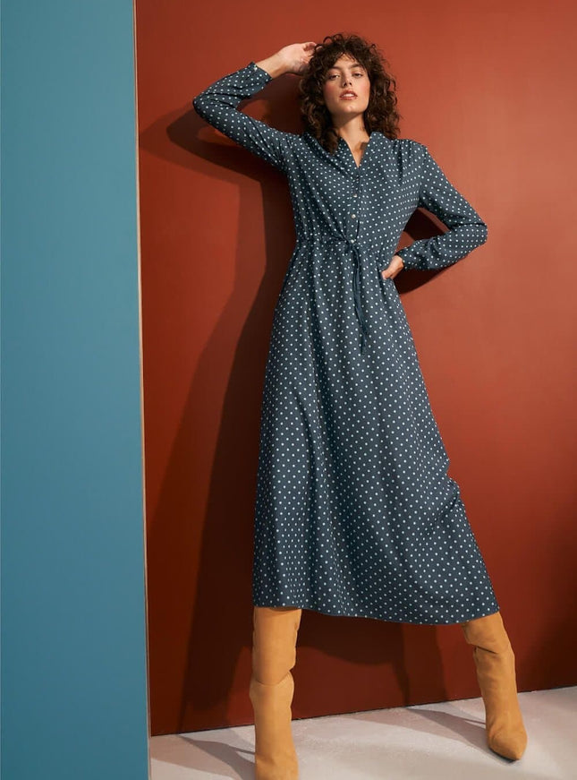 Robe longue bleue à pois avec boutons, manches longues et ceinture, style casual chic, idéale pour la mi-saison ou un look quotidien.