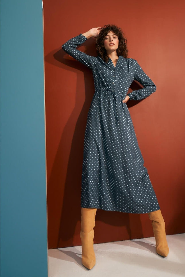 Robe longue bleue à pois avec boutons, manches longues et ceinture, style casual chic, idéale pour la mi-saison ou un look quotidien.