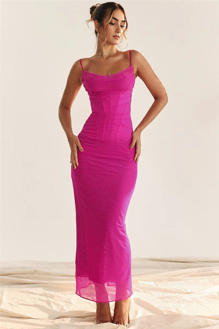 Robe longue rose à bretelles spaghetti style soirée chic moulante pour gala, avec dos nu élégant et silhouette féminine.