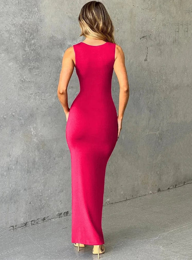 Robe longue rouge élégante à décolleté carré pour soirée chic ou cocktail, silhouette moulante, sans manches.