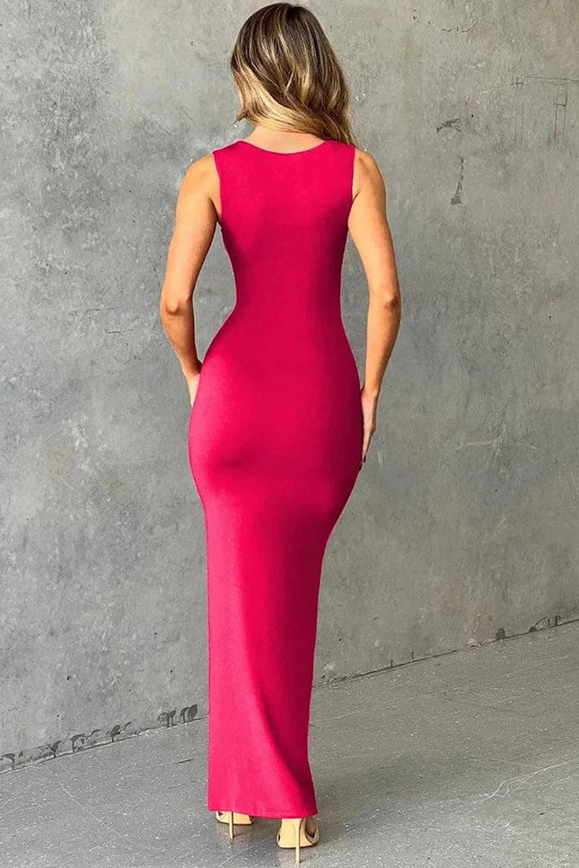 Robe longue rouge élégante à décolleté carré pour soirée chic ou cocktail, silhouette moulante, sans manches.