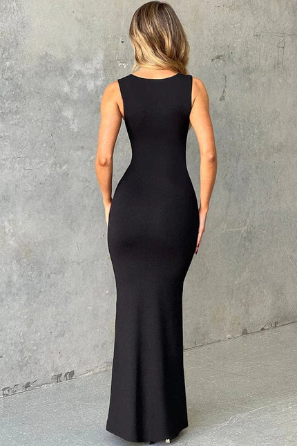 Robe longue noire élégante à décolleté carré, idéale pour soirée chic ou cocktail, silhouette moulante.