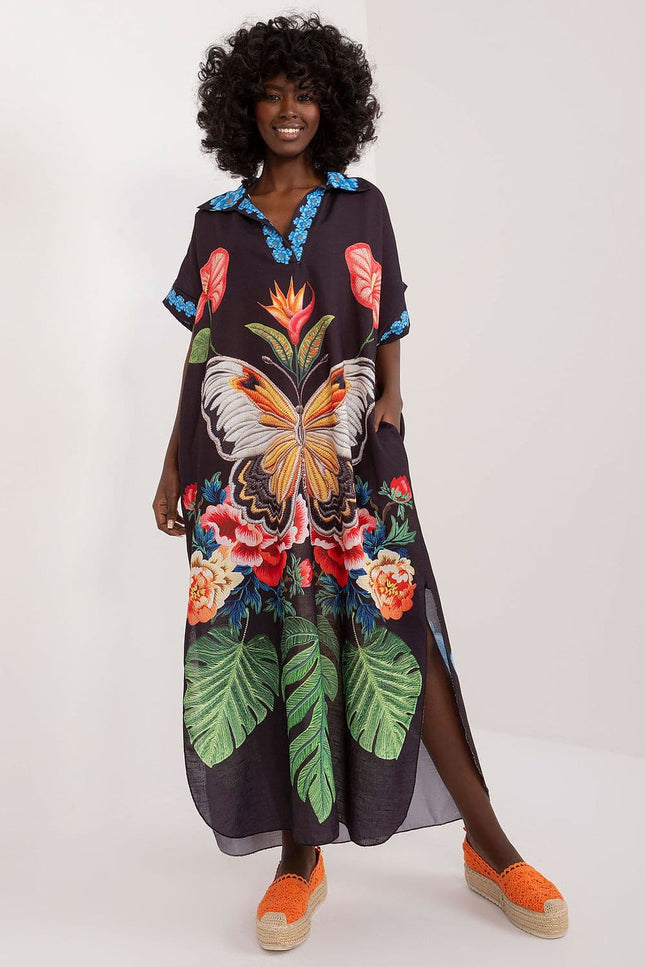 Robe longue noire à imprimé floral pour plage, style bohème et évanescente avec manches courtes et col en V.