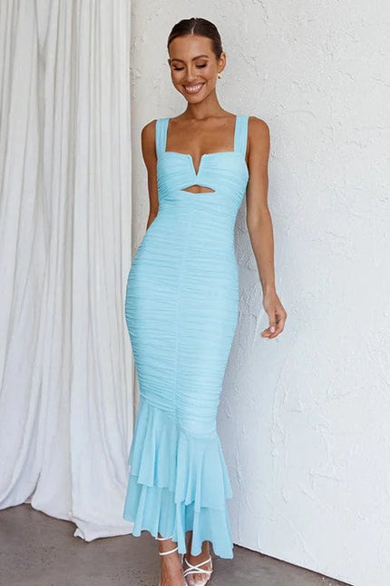 Robe longue bleue chic avec décolleté carré, idéale pour soirée cocktail ou événement gala, silhouette moulante avec finition volantée.