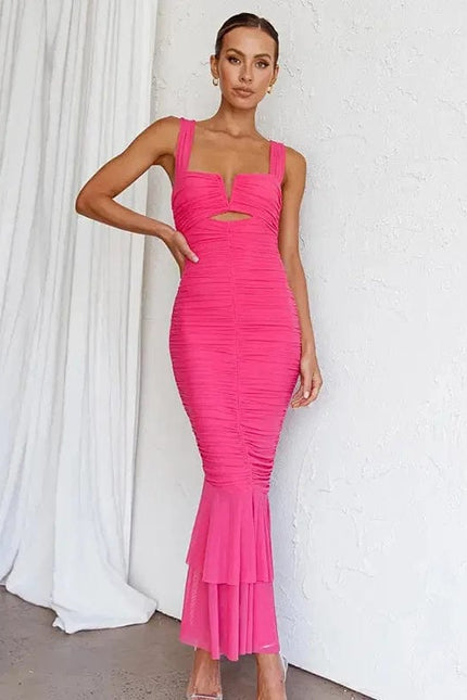 Robe longue rose avec décolleté carré pour soirées chic ou événements, idéale pour un style moulant et élégant.