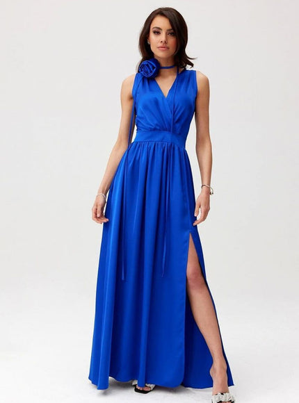 Robe soirée chic bleue longue avec fente élégante pour événements formels, style raffiné avec manches sans épaules.