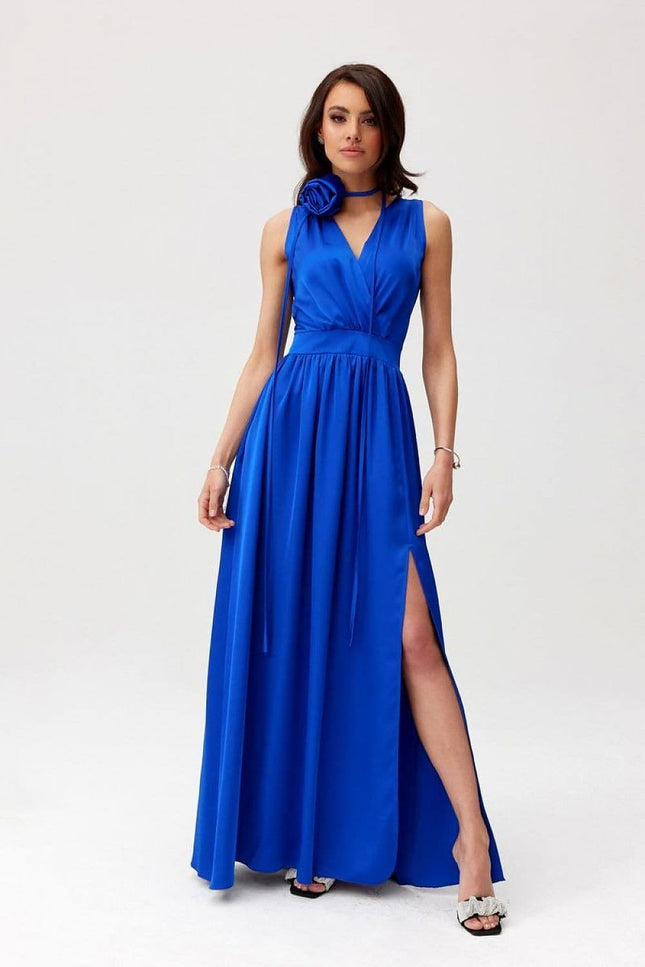 Robe soirée chic bleue longue avec fente élégante pour événements formels, style raffiné avec manches sans épaules.