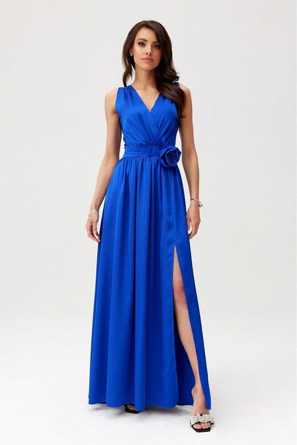 Robe soirée chic bleue longue sans manches avec décolleté en V et fente latérale pour gala ou mariage invité.