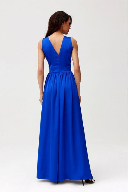 Robe soirée chic bleue longue dos nu pour gala ou mariage invité élégant avec silhouette princesse, idéale pour occasion spéciale.