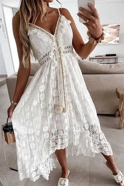 Robe longue bohème blanche en dentelle, idéale pour mariage invité chic ou soirée estivale, silhouette trapèze avec manches courtes.