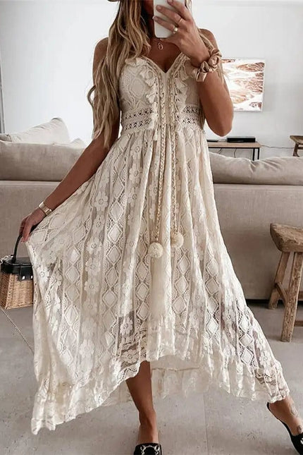 Robe longue bohème blanche en dentelle avec manches courtes et silhouette trapèze idéale pour mariage ou bal.