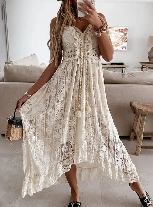 Robe longue bohème blanche en dentelle avec manches courtes et silhouette trapèze idéale pour mariage ou bal.