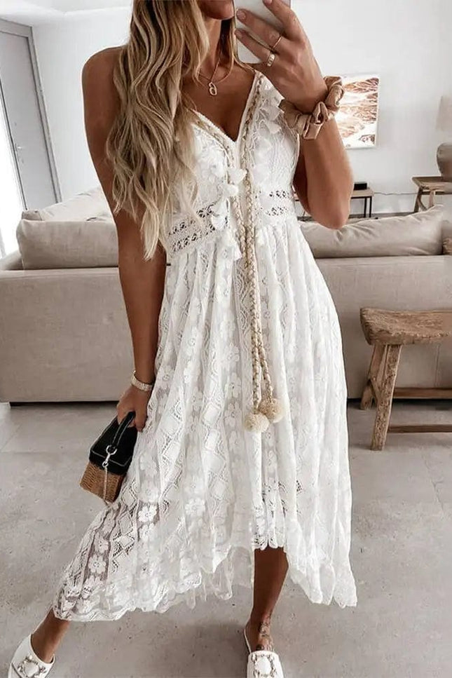 Robe longue bohème en dentelle blanche, idéale pour une soirée chic ou un mariage comme invité, avec silhouette trapèze et sans manches.