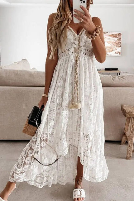 Robe longue bohème blanche en dentelle pour mariage invité chic, avec manches courtes et silhouette trapèze, idéale pour une soirée d'été.