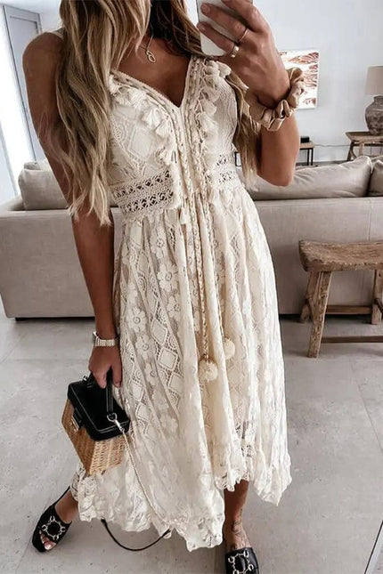 Robe longue bohème en dentelle blanche, style champêtre pour mariage, avec manches courtes et silhouette trapèze.