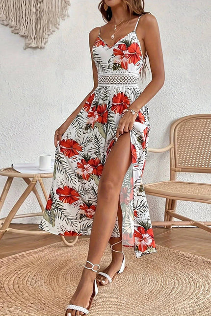 Robe longue bohème fleurie avec fente, idéale pour plage ou soirée d'été, en blanc avec motifs floraux rouges et verts.