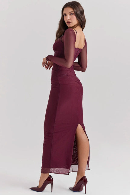 Robe longue bordeaux sexy avec manches longues transparentes pour soirée et cocktail, silhouette moulante et fendue.