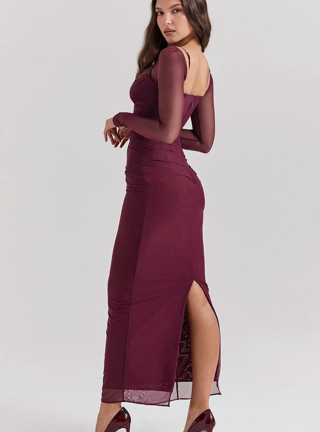 Robe longue bordeaux sexy avec manches longues transparentes pour soirée et cocktail, silhouette moulante et fendue.