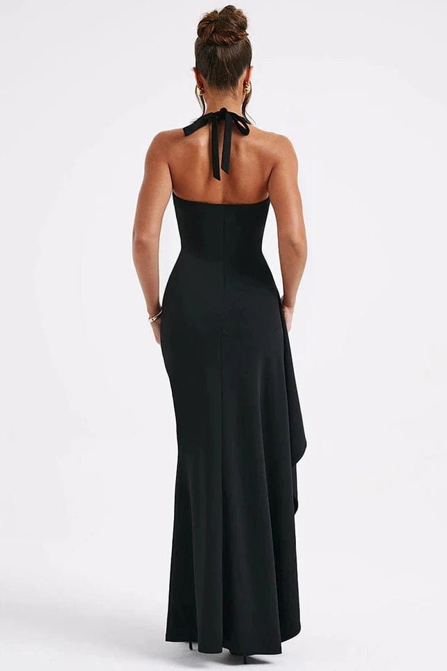 "Robe longue noire fendue élégante pour soirée chic ou gala, avec dos nu et lien à nouer, silhouette moulante et évasée."