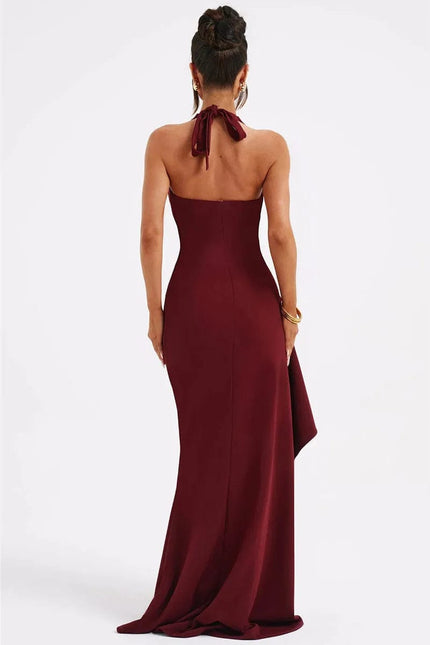 Robe longue noire fendue élégante pour soirée cocktail, silhouette moulante avec dos nu, idéale pour un événement chic.