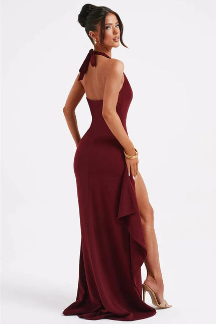 Robe longue bordeaux sexy avec fente pour soirée chic ou gala, dos nu et sans manches.