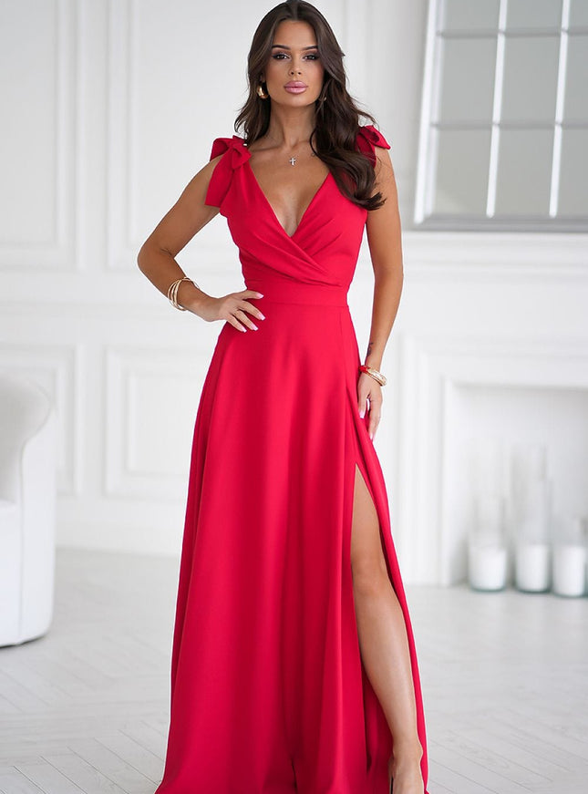 Robe de soirée chic rouge longue fendue sans manches, idéale pour un mariage ou un cocktail.