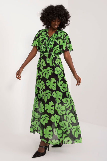 Robe d'été verte longue et fluide avec manches courtes pour femmes, idéale pour la plage ou une sortie casual.