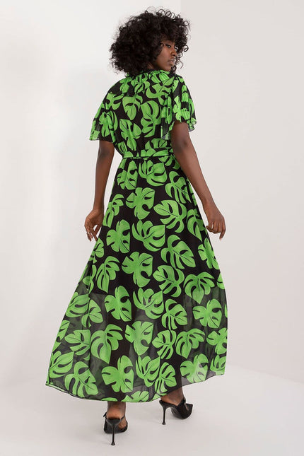 Robe d'été verte longue et fluide avec motif tropical et manches courtes pour un look frais et élégant lors de soirées estivales ou événements décontractés.